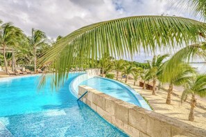 Pool - Beachfront 3BR Condo | Ocean Views | Pool & Beach (Cancún)