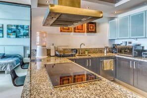 Fridge, microwave, oven, stovetop - Beachfront 3BR Condo | Ocean Views | Pool & Beach (Cancún)