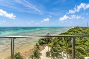 On the beach - Beachfront 3BR Condo | Ocean Views | Pool & Beach (Cancún)