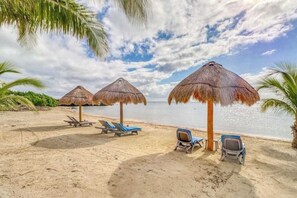 On the beach - Beachfront 3BR Condo | Ocean Views | Pool & Beach (Cancún)