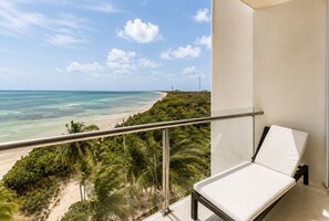 Property grounds - Beachfront 3BR Condo | Ocean Views | Pool & Beach (Cancún)