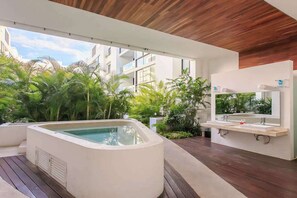 Terrace/patio - Modern Playa del Carmen Apt: Rooftop Pool & WiFi (Playa del Carmen)