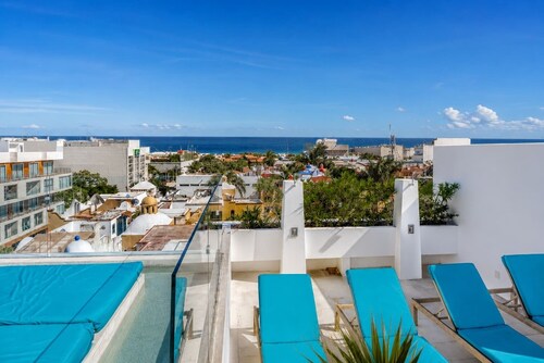Modern Playa del Carmen Apt: Rooftop Pool & WiFi