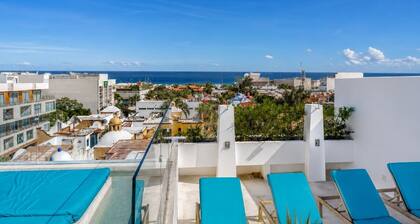 Modern Playa del Carmen Apt: Rooftop Pool & WiFi