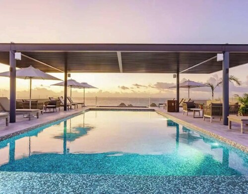 Oceanfront 1BR, Rooftop Pool, Gym, Walk to Beach