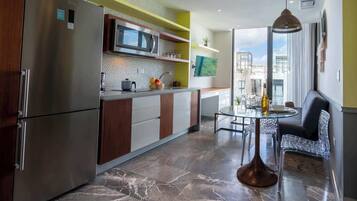 Coffee/tea maker, fridge, microwave, oven