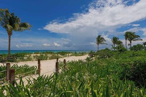 On the beach - Beachfront 3BR Condo, Resort Pool | Playa (Playa del Carmen)