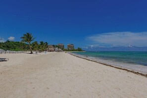 On the beach - Beachfront 3BR Condo, Resort Pool | Playa (Playa del Carmen)