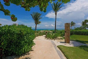 Property grounds - Beachfront 3BR Condo, Resort Pool | Playa (Playa del Carmen)