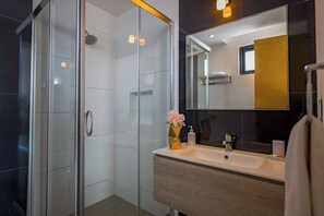 Shower, hair dryer, towels - Modern Playa Condo - Rooftop Pool - 2BR/2BA (Playa del Carmen)
