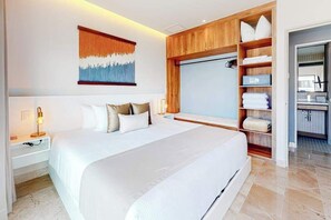Ein modernes Hotelzimmer mit einem großen Bett, einem Holzschrank und einem Bild an der Wand.