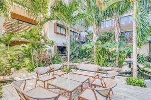 Property grounds - 1BR Playa Condo · Pool, Gym · Walk to 5th Ave (Playa del Carmen)