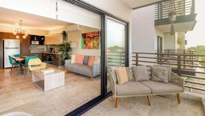 En moderne lejlighed med spiseområde, køkken, opholdsstue og balkon.