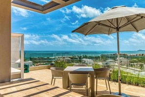 Outdoor dining - Ocean view condo w/ luxury pool rooftop access (Cancún)