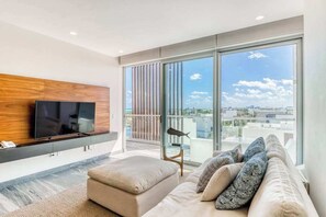 TV, offices - Ocean view condo w/ luxury pool rooftop access (Cancún)