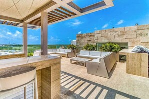 Terrace/patio - Ocean view condo w/ luxury pool rooftop access (Cancún)