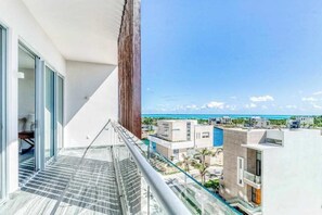 Property grounds - Ocean view condo w/ luxury pool rooftop access (Cancún)