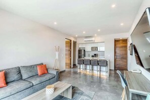 TV, offices - Playa del Carmen 2BR - Rooftop Pool - City View (Playa del Carmen)
