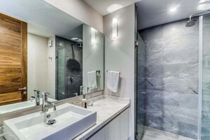 Shower, hair dryer, towels - Playa del Carmen 2BR - Rooftop Pool - City View (Playa del Carmen)