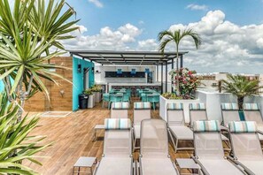 Outdoor dining - Playa del Carmen 2BR - Rooftop Pool - City View (Playa del Carmen)