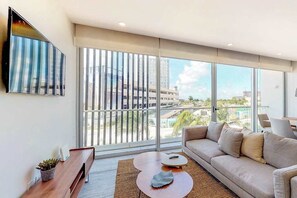 TV, offices - Puerto Cancun 2BR - Rooftop Pool, Gym & Marina (Cancún)