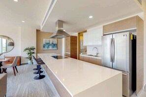 Fridge, microwave, stovetop - Puerto Cancun 2BR - Rooftop Pool, Gym & Marina (Cancún)