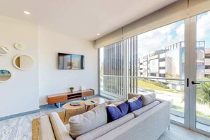 TV, offices - Puerto Cancun 2BR - Rooftop Pool, Gym & Marina (Cancún)