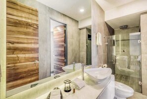 Shower, towels - ICONO Ocean-View Condo | Rooftop Pool, Playa (Playa del Carmen)