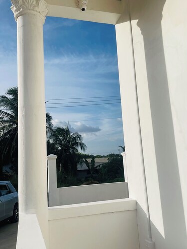 2-bedroom apartment in a welcoming St. Mary’s neighborhood with AC