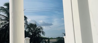 2-bedroom apartment in a welcoming St. Maryâs neighborhood with AC