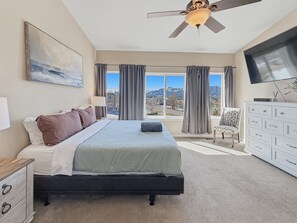Desk, iron/ironing board, free WiFi, bed sheets - Located just 10 minutes from the Air Force Academy and with a breathtaking view of the mountains; Rampart Vista is sure to wow you! Spend your day enjoying a USAFA event and end it with the family enjoying a game in our open concept living area. (Colorado Springs)