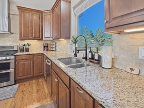 Fridge, microwave, oven, stovetop - Located just 10 minutes from the Air Force Academy and with a breathtaking view of the mountains; Rampart Vista is sure to wow you! Spend your day enjoying a USAFA event and end it with the family enjoying a game in our open concept living area. (Colorado Springs)