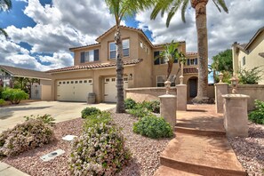 Exterior - Palm Tree Lane Retreat in Murrieta: Private Pool, Spa, Loft, Balcony, Ideal Mid-Term Stay +Solar EV! (Murrieta)