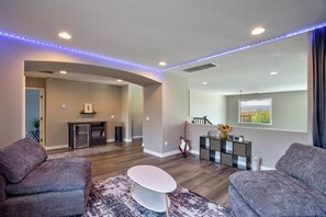 TV, fireplace, books, offices - Palm Tree Lane Retreat in Murrieta: Private Pool, Spa, Loft, Balcony, Ideal Mid-Term Stay +Solar EV! (Murrieta)