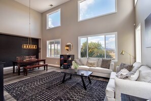 TV, fireplace, books, offices - Palm Tree Lane Retreat in Murrieta: Private Pool, Spa, Loft, Balcony, Ideal Mid-Term Stay +Solar EV! (Murrieta)