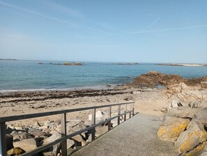 Beach - The hiker - PLEUBIAN (PLEUBIAN)
