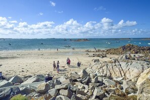 Beach - The hiker - PLEUBIAN (PLEUBIAN)