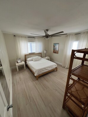 Tabla de planchar con plancha, wifi y ropa de cama 