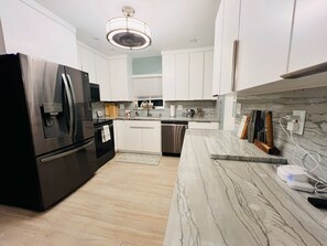 Private kitchen - Hidden Oasis - 10 Min To Beach - Pool & Spa Retreat - Space for Boat/RV (Largo)