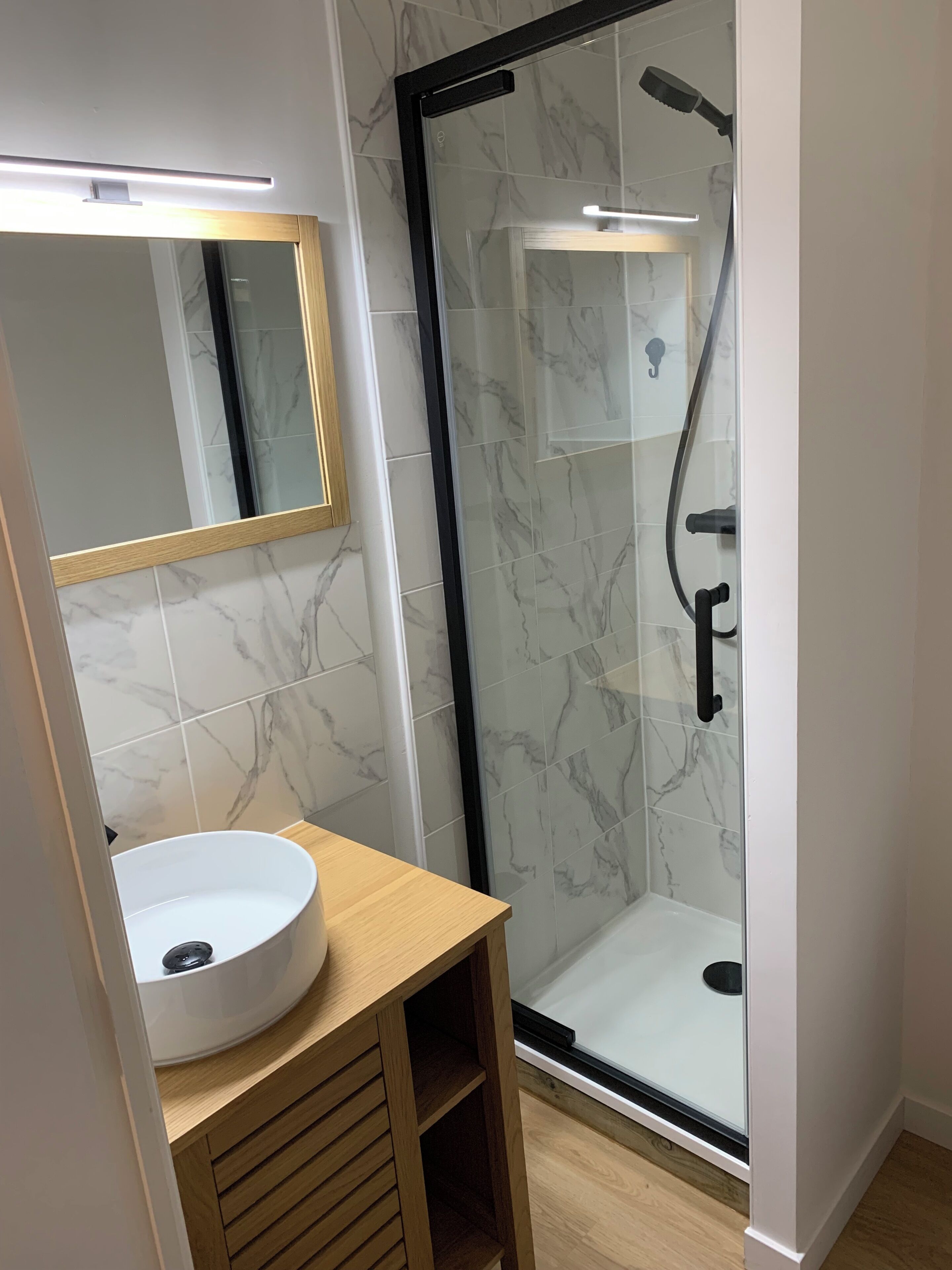 シャワー、タオル、トイレットペーパー