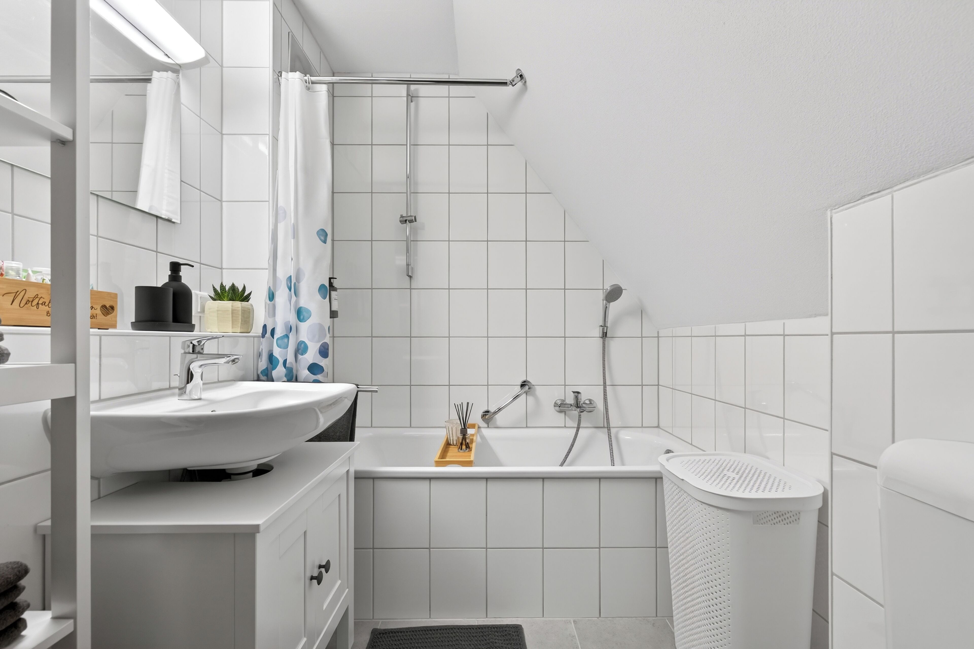 Haartrockner, Handtücher, Toilettenpapier