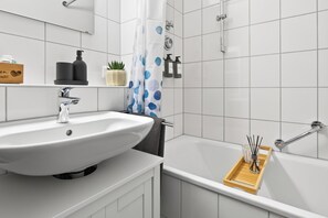 Hair dryer, towels, toilet paper - Alb & Altstadt - Holiday apartment in the middle of Ettlingen's old town (Ettlingen)