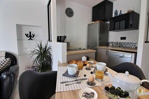 Een koelkast, een microgolfoven, een oven, een kookplaat