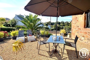 Outdoor dining - Vrbo Property (PERROS GUIREC)