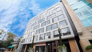 Un edificio de varios pisos con una fachada comercial que dice 'VENTAS' en la planta baja.