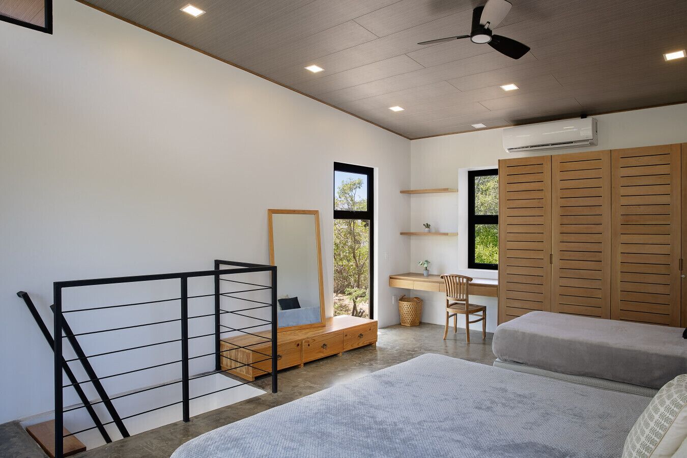 Desk, travel crib, WiFi, bed sheets