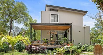 Casa Rocas Surf House 50m to the Beach!