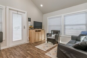 Comfort Cabin, Pets allowed | Living area