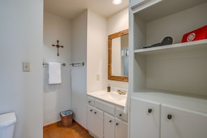 Bathroom - 10 Star Ranch Cottage · Fishing Lake · Sleeps 6 (Stephenville)