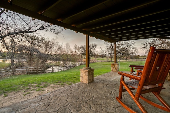 Terrace/patio - 10 Star Ranch Cottage · Fishing Lake · Sleeps 6 (Stephenville)